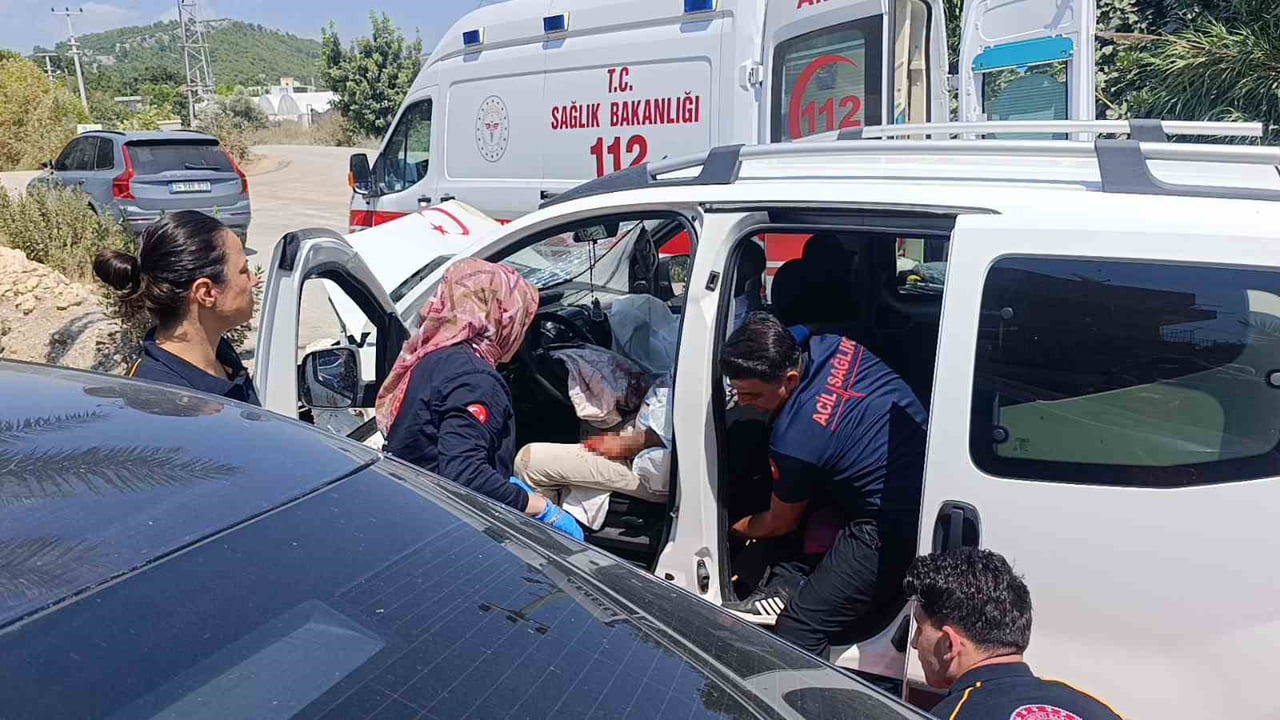 ANTALYA'NIN MANAVGAT İLÇESİ'NDE OTOMOBİL İLE HAFİF TİCARİ ARACIN KAFA KAFAYA ÇARPIŞMASI SONUCU 1...