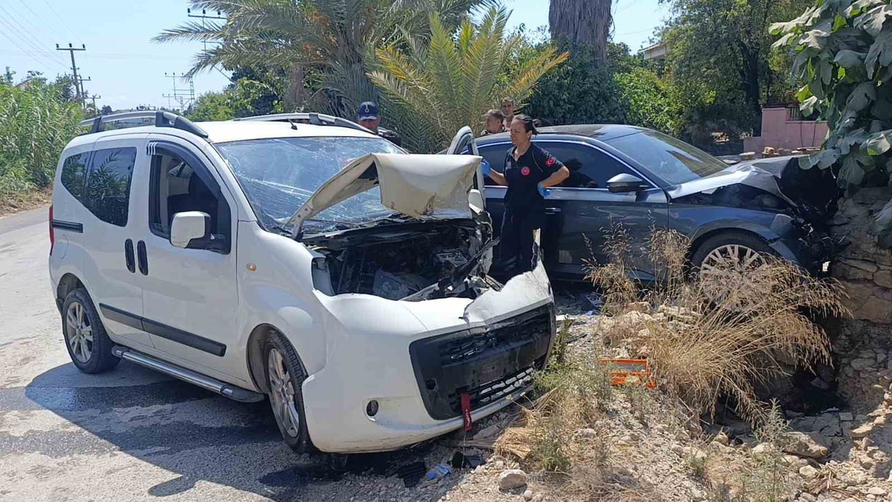 ANTALYA'NIN MANAVGAT İLÇESİ'NDE OTOMOBİL İLE HAFİF TİCARİ ARACIN KAFA KAFAYA ÇARPIŞMASI SONUCU 1...