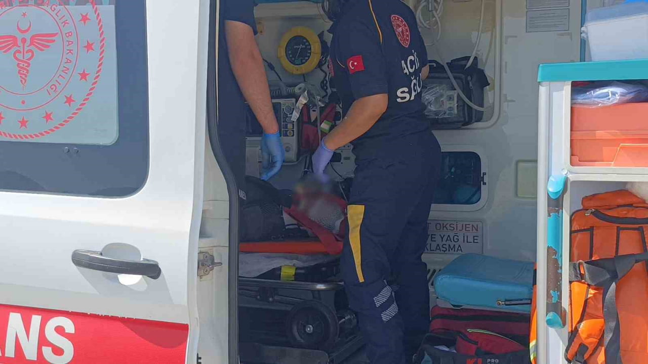 ANTALYA'NIN MANAVGAT İLÇESİ'NDE  OTOMOBİLİN 5 METRE YÜKSEKLİĞİNDEKİ ŞARAMPOLE UÇMASI SONUCU...