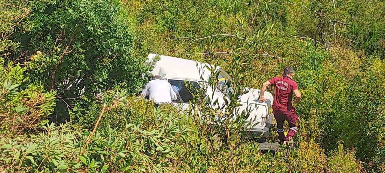 ANTALYA'NIN MANAVGAT İLÇESİ'NDE  OTOMOBİLİN 5 METRE YÜKSEKLİĞİNDEKİ ŞARAMPOLE UÇMASI SONUCU...