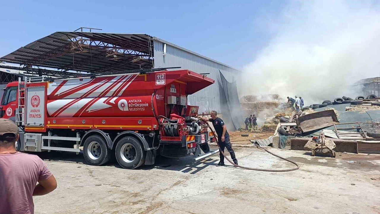 ANTALYA'NIN MANAVGAT İLÇESİNDE BİR BESİHANEDE ÇIKAN YANGINDA 60 ADET SAMAN BALYASI YANARAK...