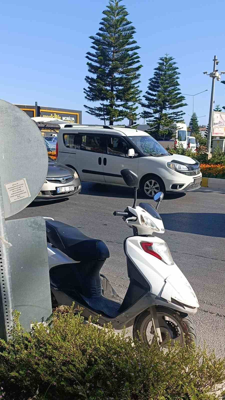 ANTALYA'NIN MANAVGAT İLÇESİNDE HAFİF TİCARİ ARAÇ İLE MOTORLU BİSİKLETİN KAVŞAKTA ÇARPIŞMASI SONUCU...