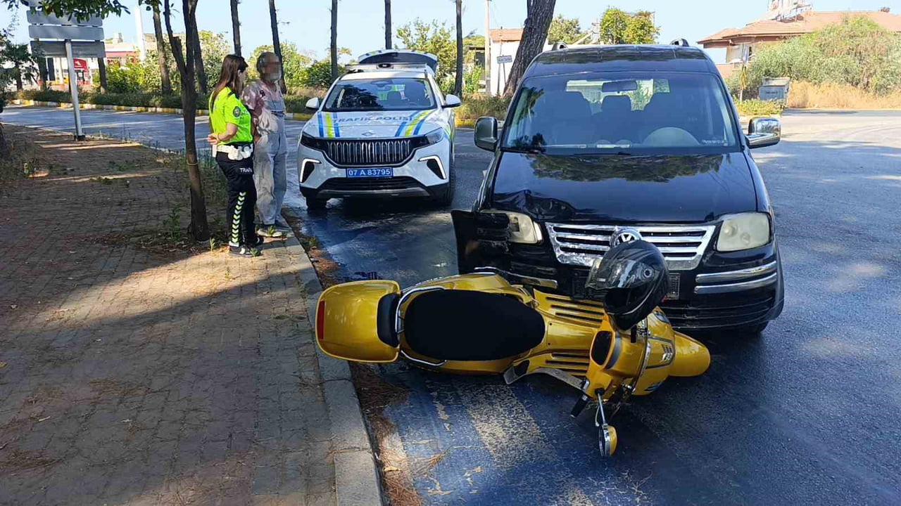 ANTALYA'NIN MANAVGAT İLÇESİNDE HAFİF TİCARİ ARACIN MOTORLU BİSİKLETE ÇARPMASI SONUCU MEYDANA GELEN...