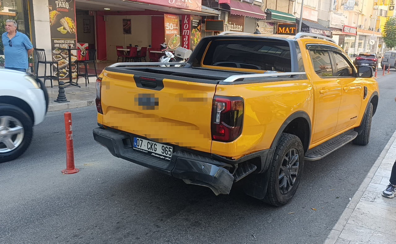 ANTALYA'NIN MANAVGAT İLÇESİNDE KIRMIZI IŞIK İHLALİ YAPAN OTOMOBİLİN KAMYONETE ÇARPMASI SONUCU...