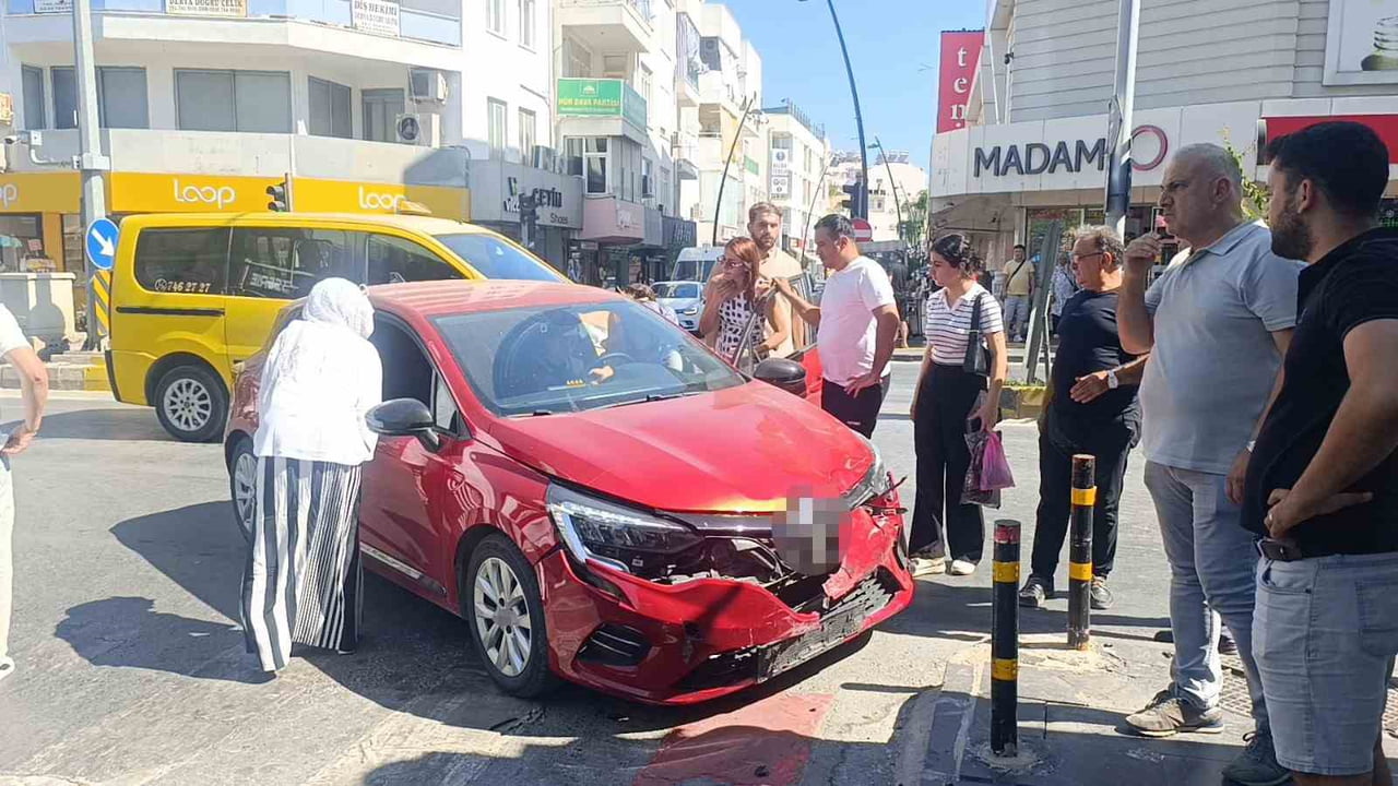 ANTALYA'NIN MANAVGAT İLÇESİNDE KIRMIZI IŞIK İHLALİ YAPAN OTOMOBİLİN KAMYONETE ÇARPMASI SONUCU...