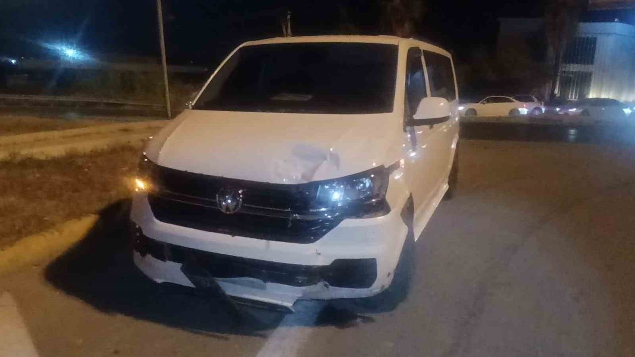 ANTALYA'NIN MANAVGAT İLÇESİNDE KIRMIZI IŞIKTA BEKLEYEN OTOMOBİLE TUR MİNİBÜSÜNÜN ARKADAN ÇARPMASI...