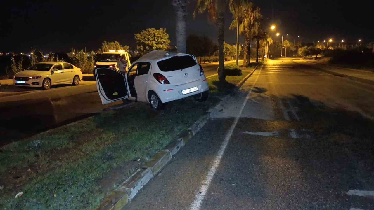 ANTALYA'NIN MANAVGAT İLÇESİNDE KONTROLDEN ÇIKAN OTOMOBİLİN REFÜJDE BULUNAN PALMİYEYE ÇARPMASI...