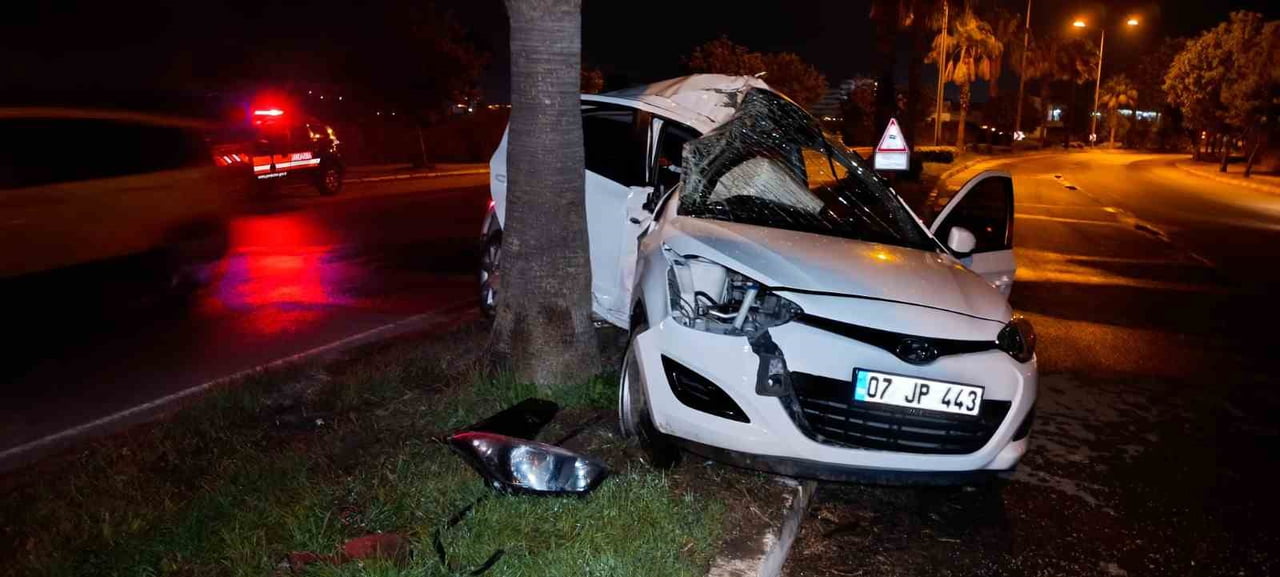 ANTALYA'NIN MANAVGAT İLÇESİNDE KONTROLDEN ÇIKAN OTOMOBİLİN REFÜJDE BULUNAN PALMİYEYE ÇARPMASI...
