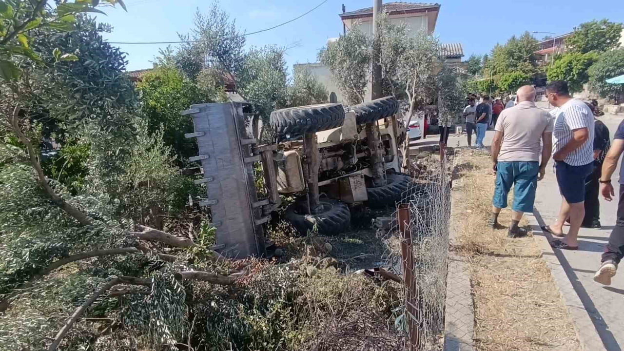 ANTALYA'NIN MANAVGAT İLÇESİNDE KONTROLDEN ÇIKARAK YOL KENARINDAKİ BAHÇEYE DEVRİLEN İŞ MAKİNESİNİN...