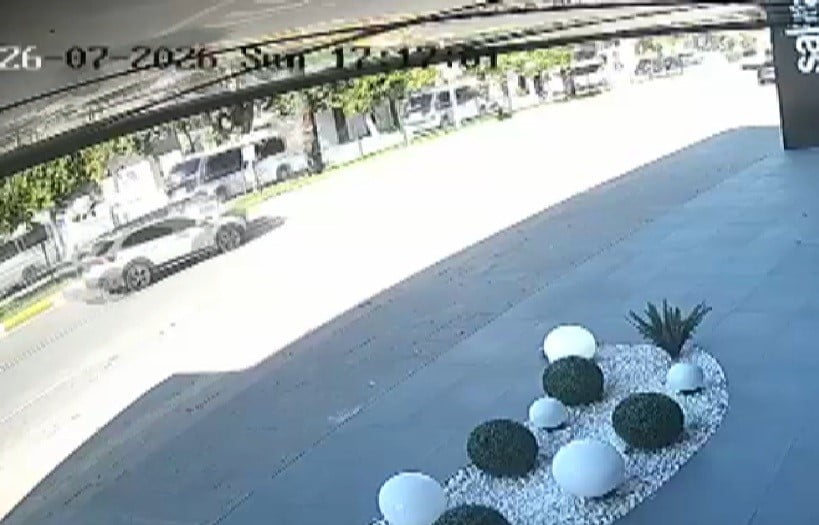 ANTALYA'NIN MANAVGAT İLÇESİNDE MOTORLU BİSİKLET SÜRÜCÜSÜNÜN YAYA GEÇİDİNİ KULLANMAK İSTERKEN...