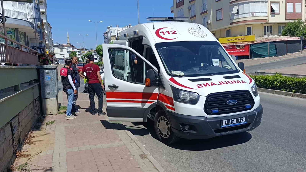 ANTALYA'NIN MANAVGAT İLÇESİNDE MOTOSİKLET İLE OTOMOBİLİN ÇARPIŞMASI SONUCU MEYDANA GELEN TRAFİK...