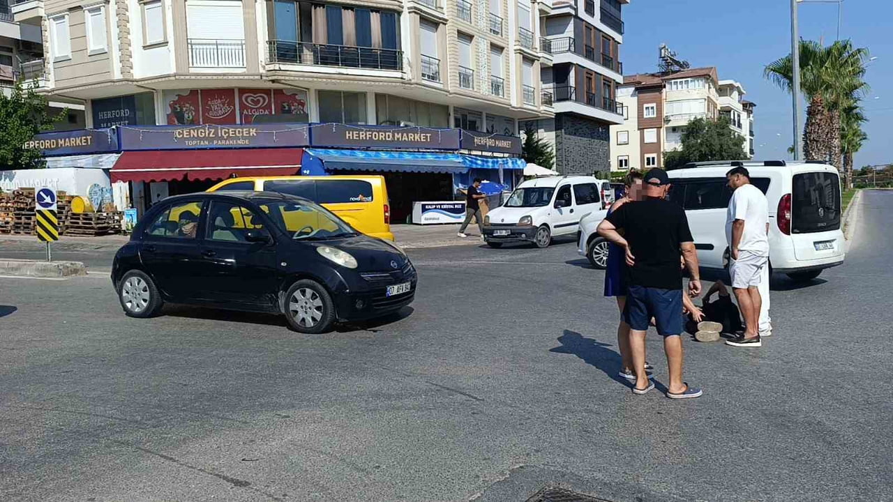 ANTALYA'NIN MANAVGAT İLÇESİNDE MOTOSİKLET İLE OTOMOBİLİN ÇARPIŞMASI SONUCU MEYDANA GELEN TRAFİK...