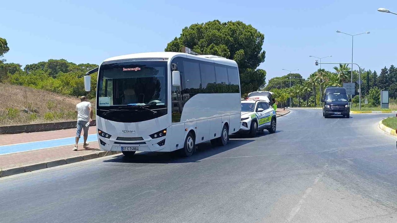 ANTALYA'NIN MANAVGAT İLÇESİNDE MOTOSİKLETİN OTEL SERVİSİNE ARKADAN ÇARPMASI SONUCU MEYDANA GELEN...