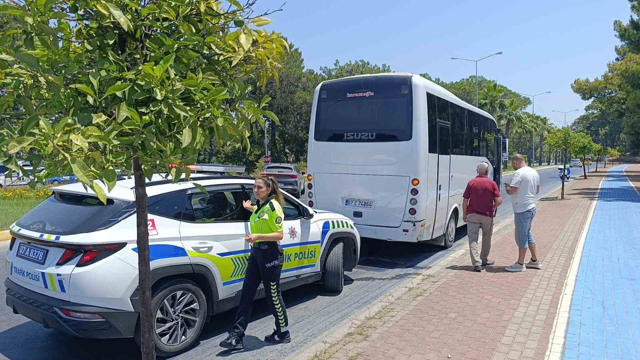 ANTALYA'NIN MANAVGAT İLÇESİNDE MOTOSİKLETİN OTEL SERVİSİNE ARKADAN ÇARPMASI SONUCU MEYDANA GELEN...