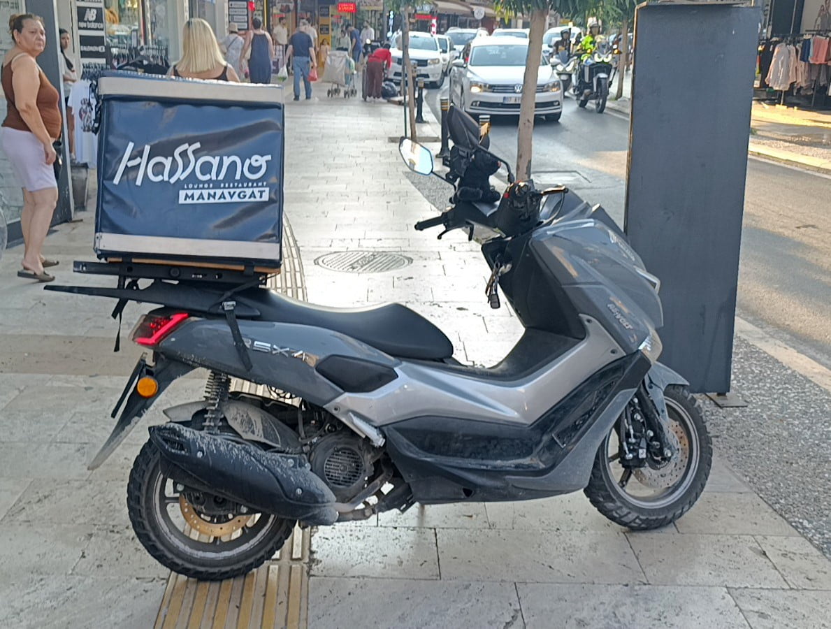 ANTALYA'NIN MANAVGAT İLÇESİNDE MOTOSİKLETİN SÜRÜKLENEREK YOLUN KARŞISINA GEÇMEYE ÇALIŞAN YAYALARA...