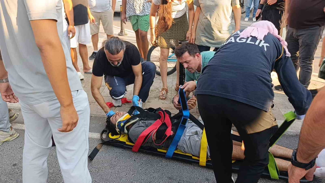 ANTALYA'NIN MANAVGAT İLÇESİNDE MOTOSİKLETİN SÜRÜKLENEREK YOLUN KARŞISINA GEÇMEYE ÇALIŞAN YAYALARA...