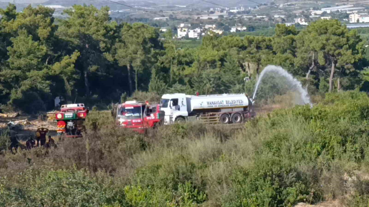 ANTALYA'NIN MANAVGAT İLÇESİNDE ORMANLIK ALANDA ÇIKAN YANGIN EKİPLERİNİN MÜDAHALESİ SAYESİNDE KISA...