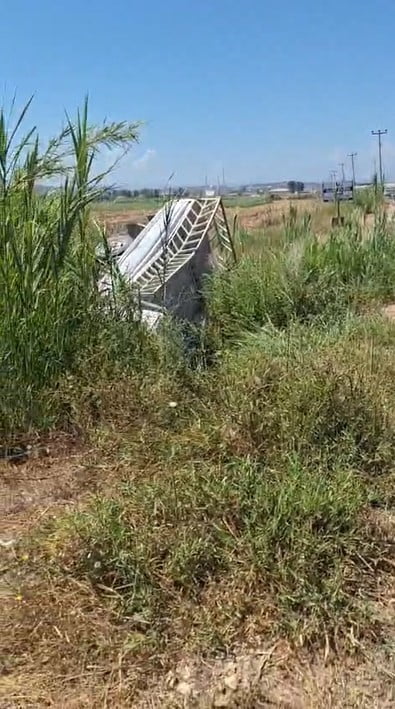 ANTALYA'NIN MANAVGAT İLÇESİNDE SULAMA KANALINA UÇAN KAMYONETTEKİ 2 KİŞİ YARALANDI.