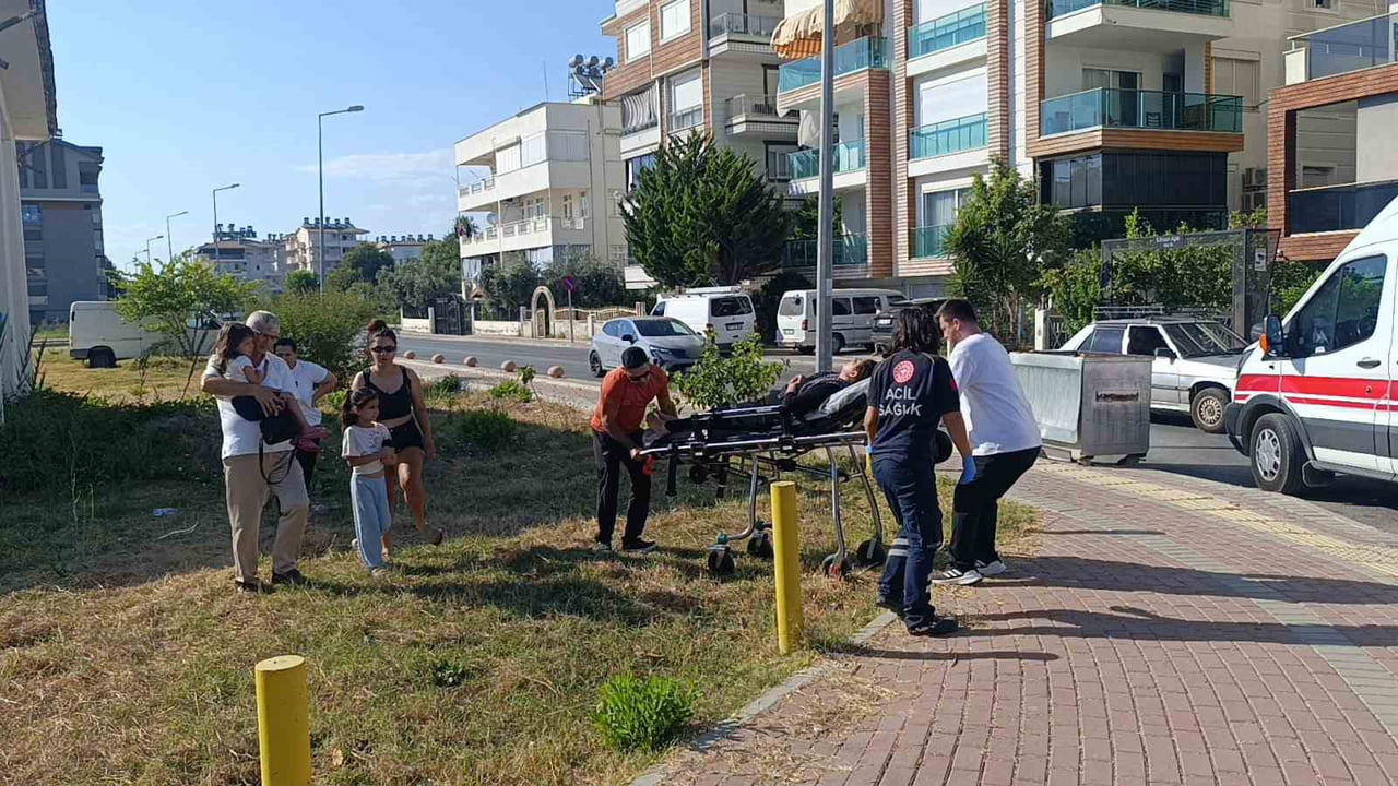 ANTALYA'NIN MANAVGAT İLÇESİNDE TİCARİ TAKSİ İLE OTOMOBİLİN KAVŞAKTA ÇARPIŞMASI SONUCU MEYDANA...