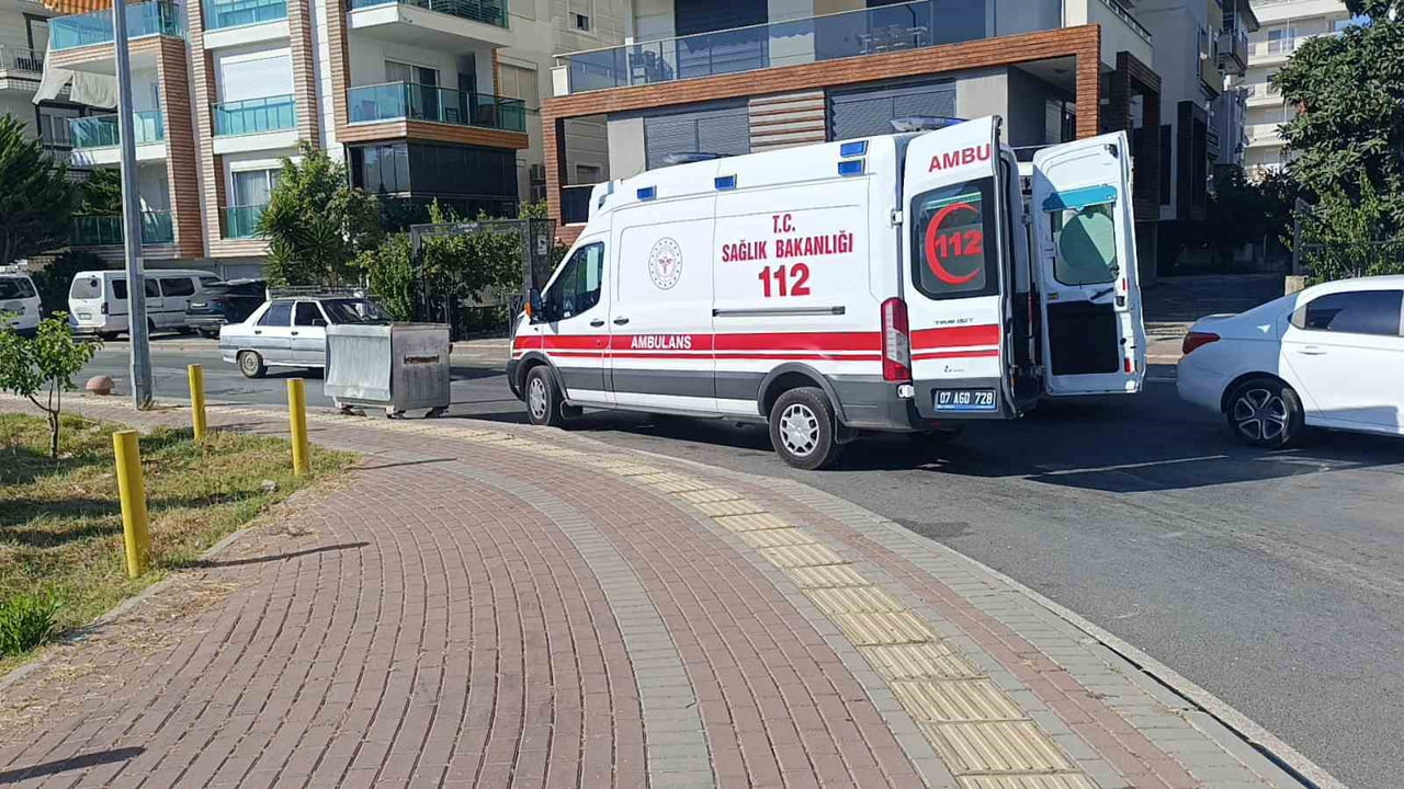 ANTALYA'NIN MANAVGAT İLÇESİNDE TİCARİ TAKSİ İLE OTOMOBİLİN KAVŞAKTA ÇARPIŞMASI SONUCU MEYDANA...