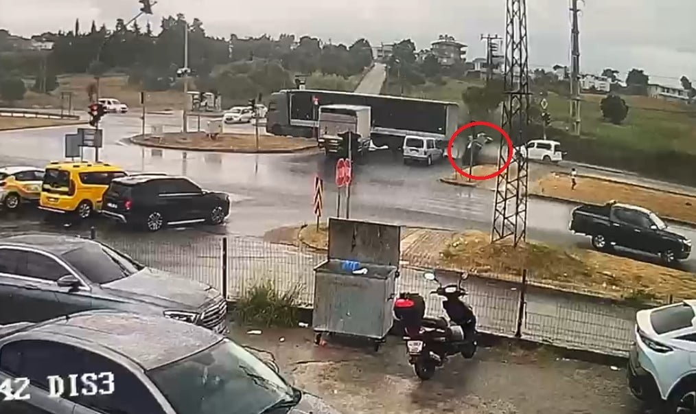ANTALYA'NIN MANAVGAT İLÇESİNDE TIRIN KIRMIZI IŞIKTA YAVAŞLAYAN OTOMOBİLE ÇARPMASI SONUCU MEYDANA...
