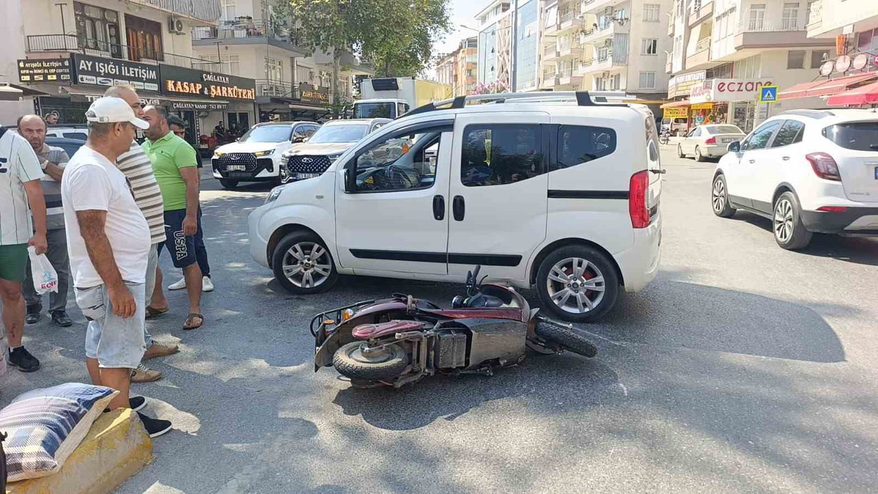 ANTALYA'NIN MANAVGAT İLÇESİNDE U DÖNÜŞÜ YAPAN HAFİF TİCARİ ARAÇLA ÇARPIŞAN MOTOSİKLETTEKİ 2 KİŞİ...