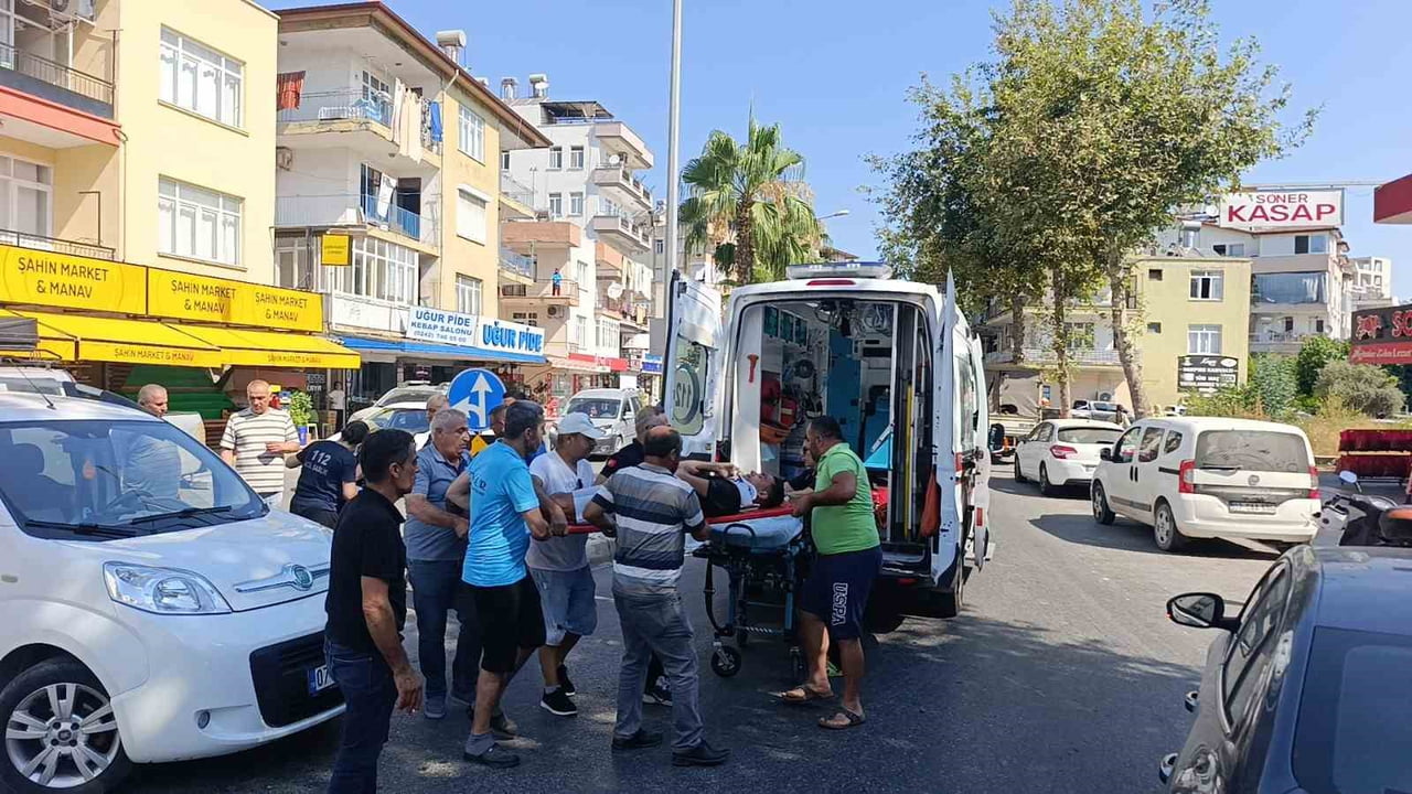 ANTALYA'NIN MANAVGAT İLÇESİNDE U DÖNÜŞÜ YAPAN HAFİF TİCARİ ARAÇLA ÇARPIŞAN MOTOSİKLETTEKİ 2 KİŞİ...