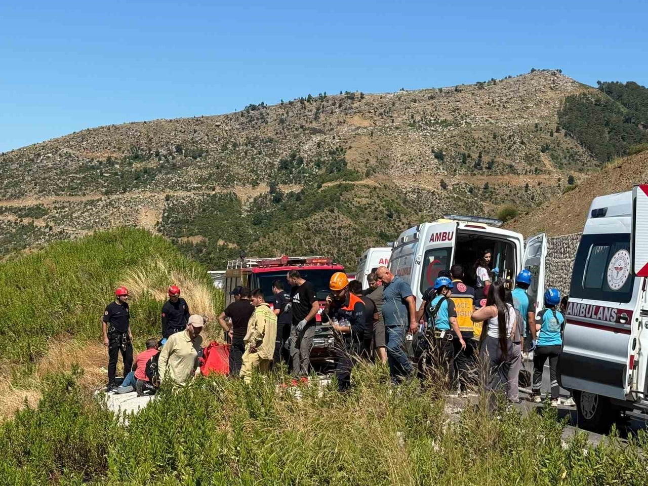 ANTALYA'NIN MANAVGAT İLÇESİNDE UÇURUMA YUVARLANAN ARAÇTAKİ 5 KİŞİ HAYATINI KAYBETTİ, 2 YARALI İSE...