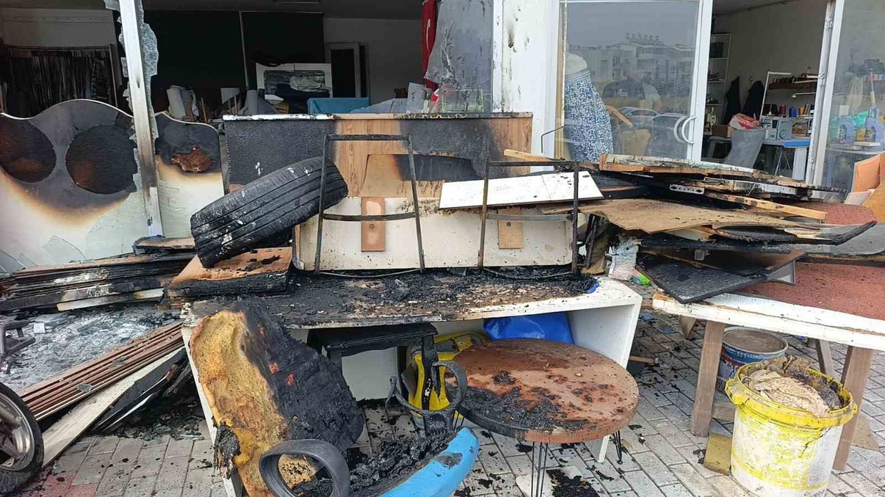 ANTALYA'NIN MANAVGAT İLÇESİNDE  ÜST KATTAKİ EVİN BALKONUNDA TUTUŞAN BEZİN AŞAĞIYA ATILMASI SONUCU...