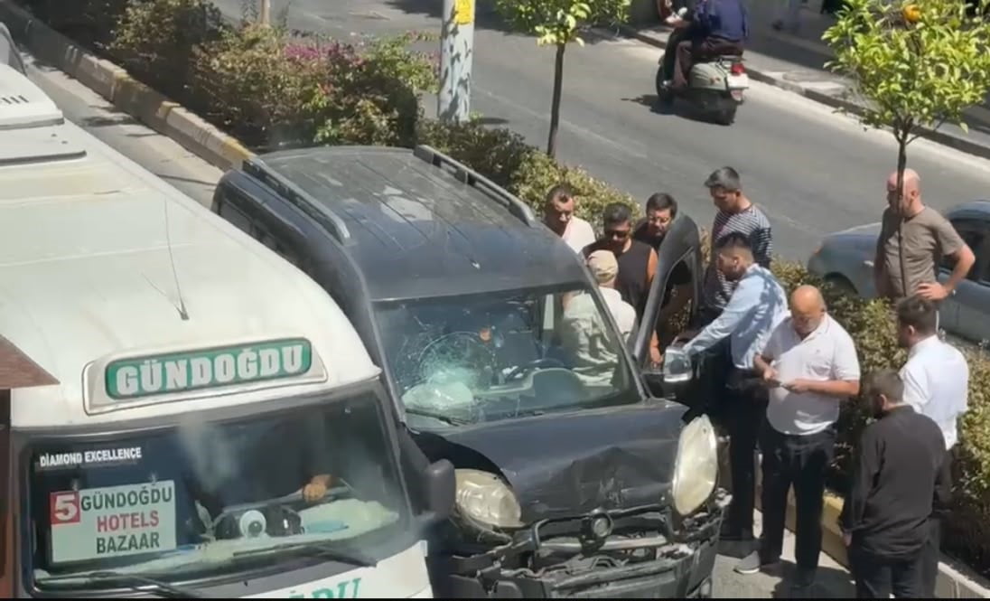 ANTALYA'NIN MANAVGAT İLÇESİNDE YAYA GEÇİDİNDEN GEÇEN YAYALARA YOL VERMEK İÇİN DURAN MİNİBÜSE...