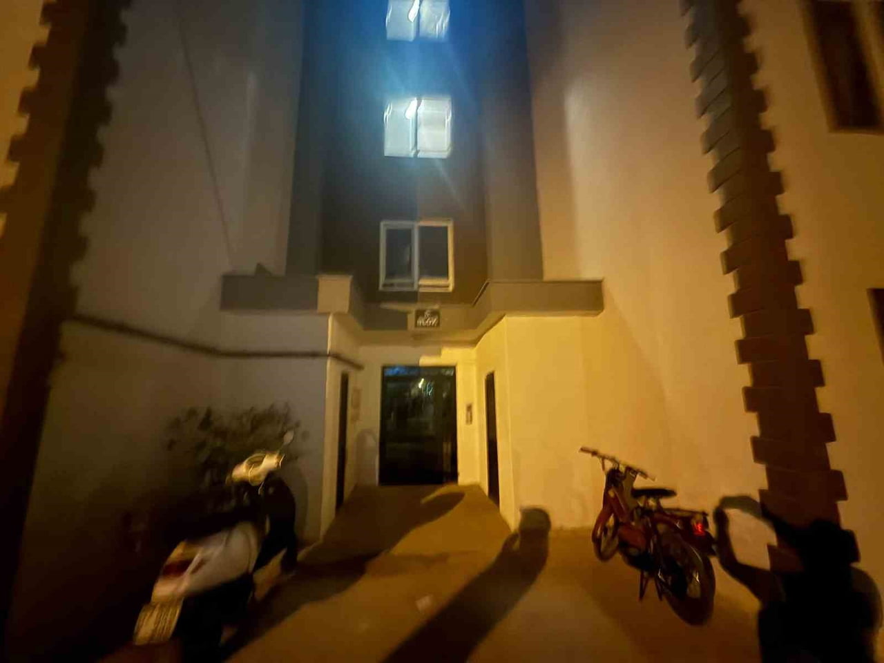 ANTALYA'NIN SERİK İLÇESİNDE BİR APARTMANDA YAŞANAN AYAKKABI HIRSIZLIĞI, GÖRENLERİ HAYRETE...