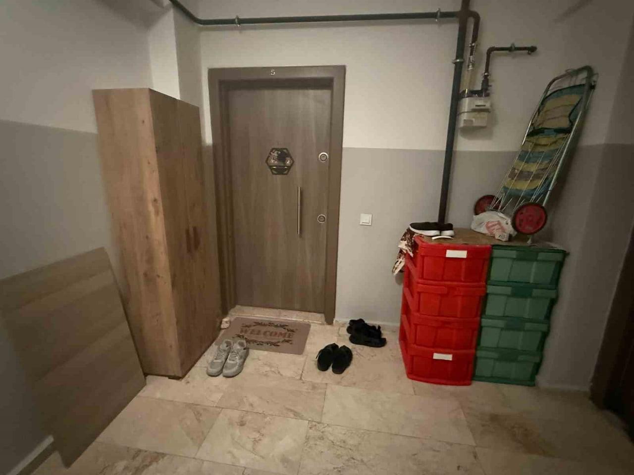 ANTALYA'NIN SERİK İLÇESİNDE BİR APARTMANDA YAŞANAN AYAKKABI HIRSIZLIĞI, GÖRENLERİ HAYRETE...