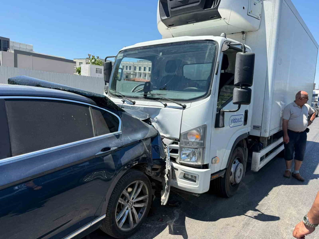 ANTALYA'NIN SERİK İLÇESİNDE D-400 KARAYOLUNDA MEYDANA GELEN 3 ARAÇLI ZİNCİRLEME TRAFİK KAZASINDA 2...