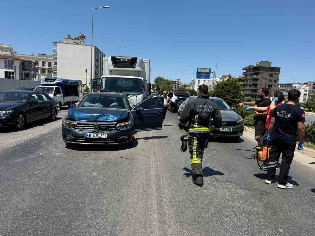 ANTALYA'NIN SERİK İLÇESİNDE D-400 KARAYOLUNDA MEYDANA GELEN 3 ARAÇLI ZİNCİRLEME TRAFİK KAZASINDA 2...