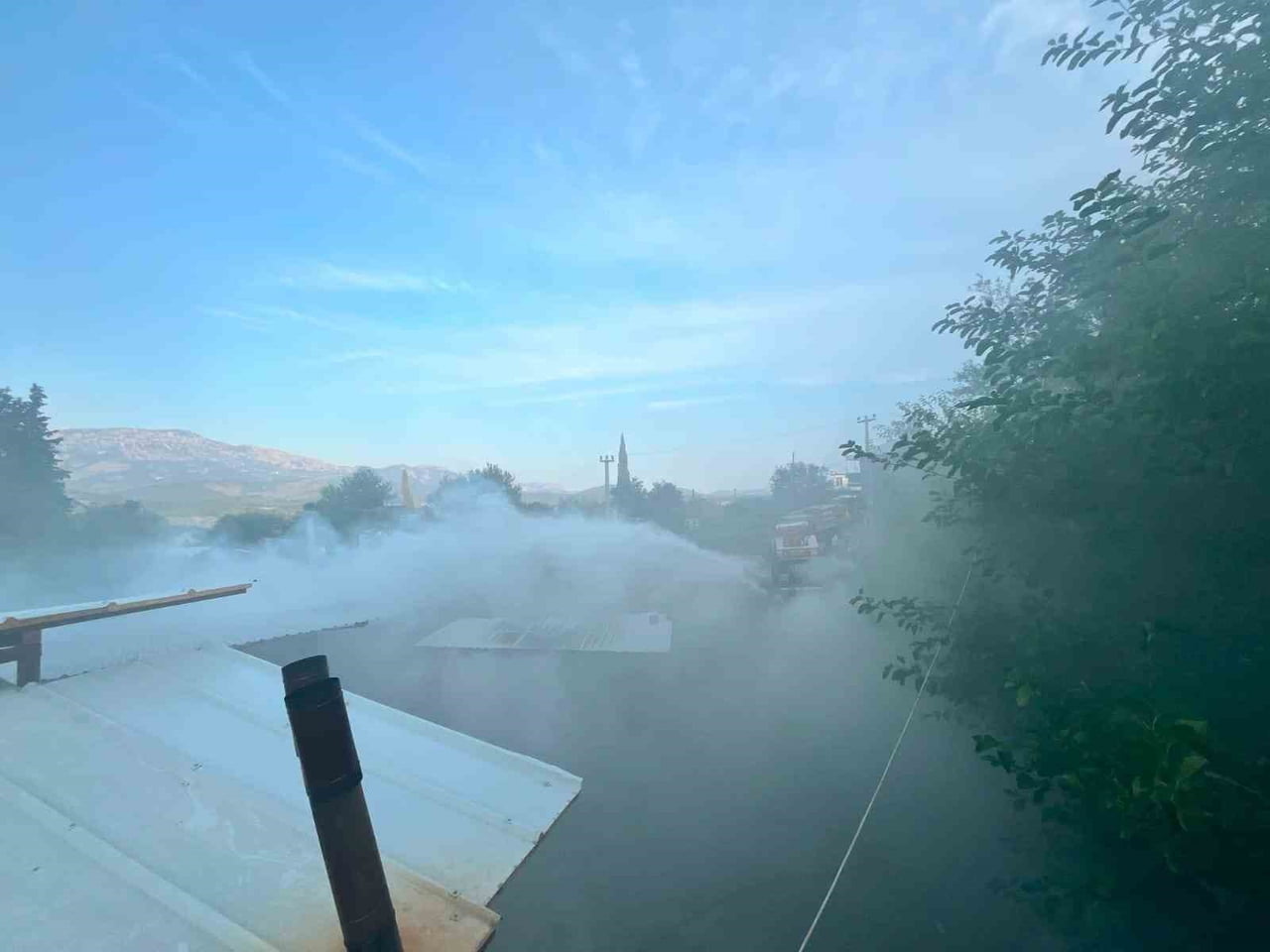 ANTALYA'NIN SERİK İLÇESİNDE EVİN BAHÇEDE ODUN ATEŞİNDE YEMEK PİŞİRİLDİĞİ SIRADA SIÇRAYAN...