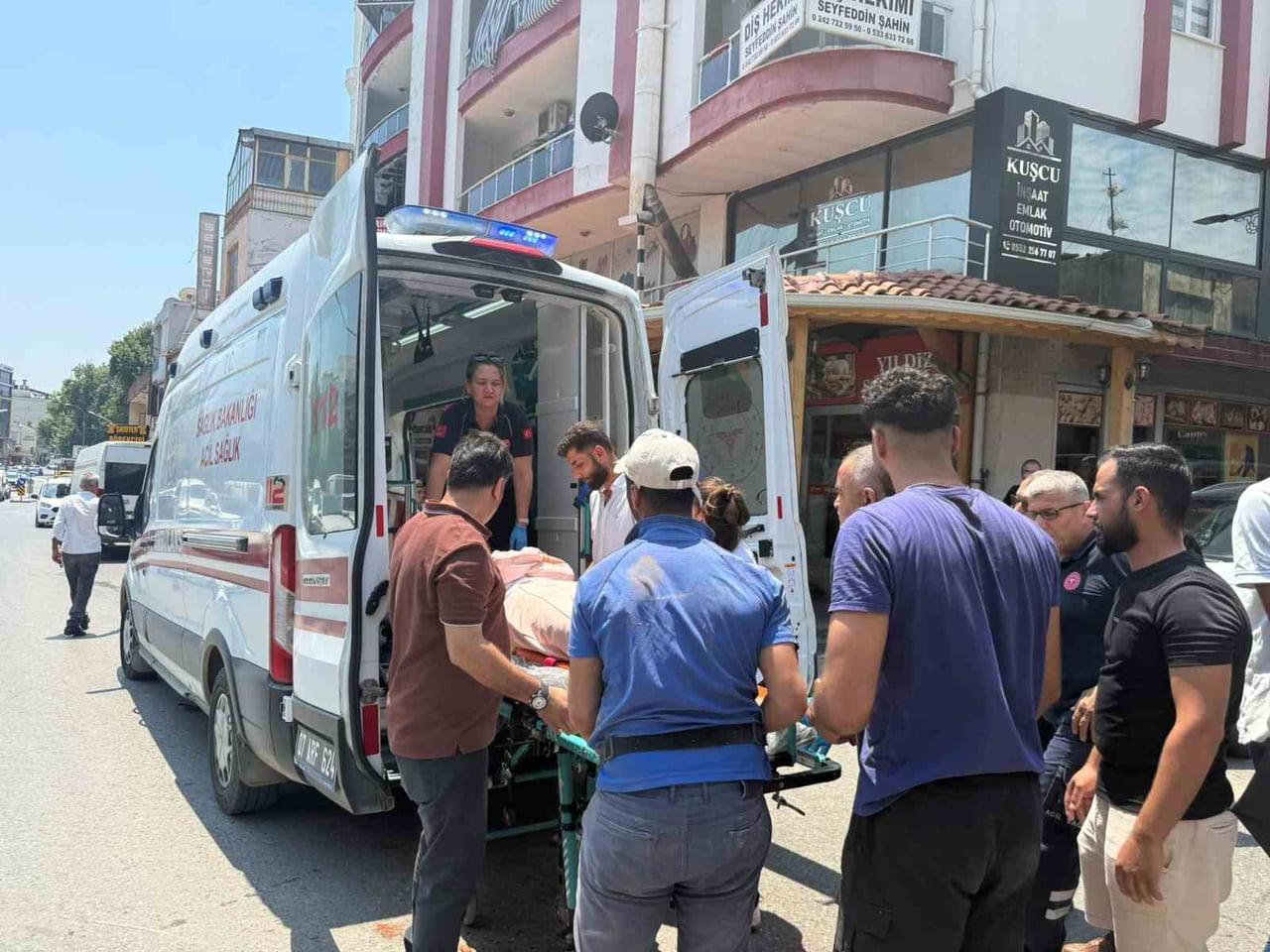 ANTALYA'NIN SERİK İLÇESİNDE İKİ MOTOSİKLETİN ÇARPIŞTIĞI TRAFİK KAZASINDA YARALANAN GENÇ KADIN...