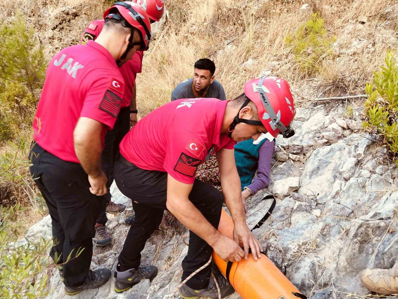 ANTALYA'NIN SERİK İLÇESİNDE KAYBOLAN ALZHEİMER HASTASI KADIN, JANDARMA EKİPLERİNİN YÜRÜTTÜĞÜ ARAMA...