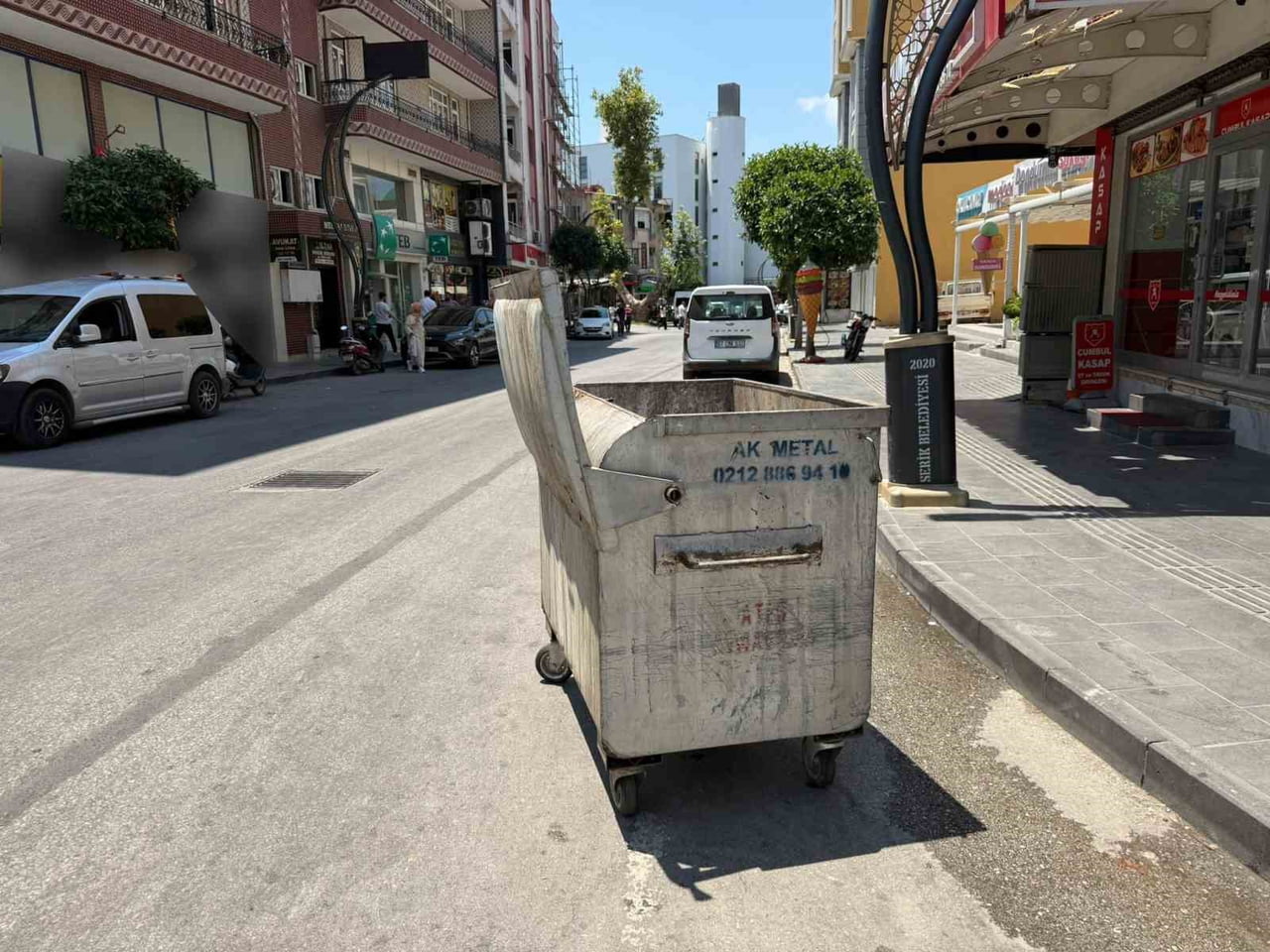 ANTALYA'NIN SERİK İLÇESİNDE KONTROLDEN ÇIKARAK YOKUŞ AŞAĞI HIZLA YUVARLANAN BİR ÇÖP KONTEYNERİ...