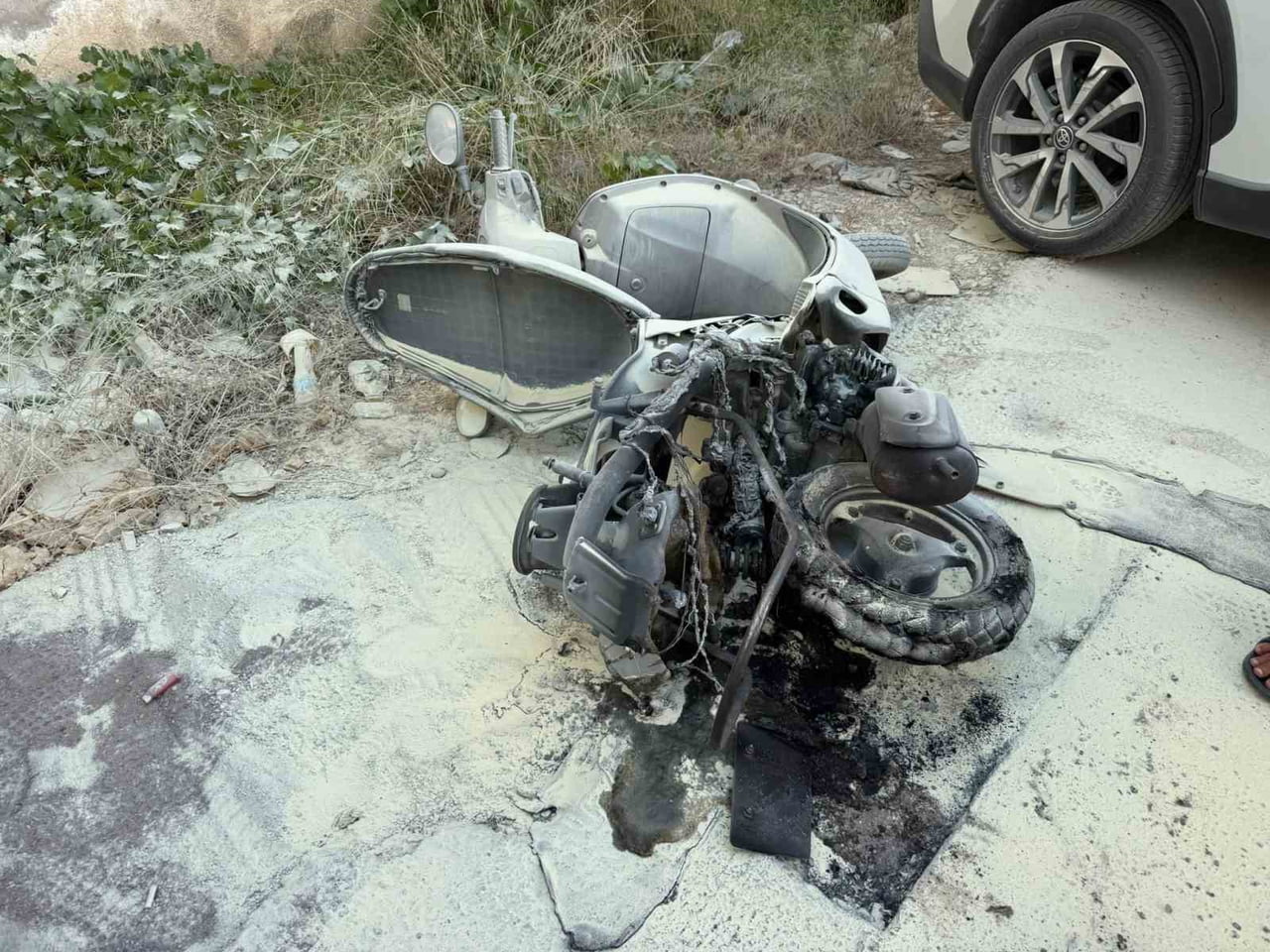 ANTALYA'NIN SERİK İLÇESİNDE PARK EDİLMEYE ÇALIŞILAN MOTOSİKLET, HENÜZ BELİRLENEMEYEN BİR NEDENLE...