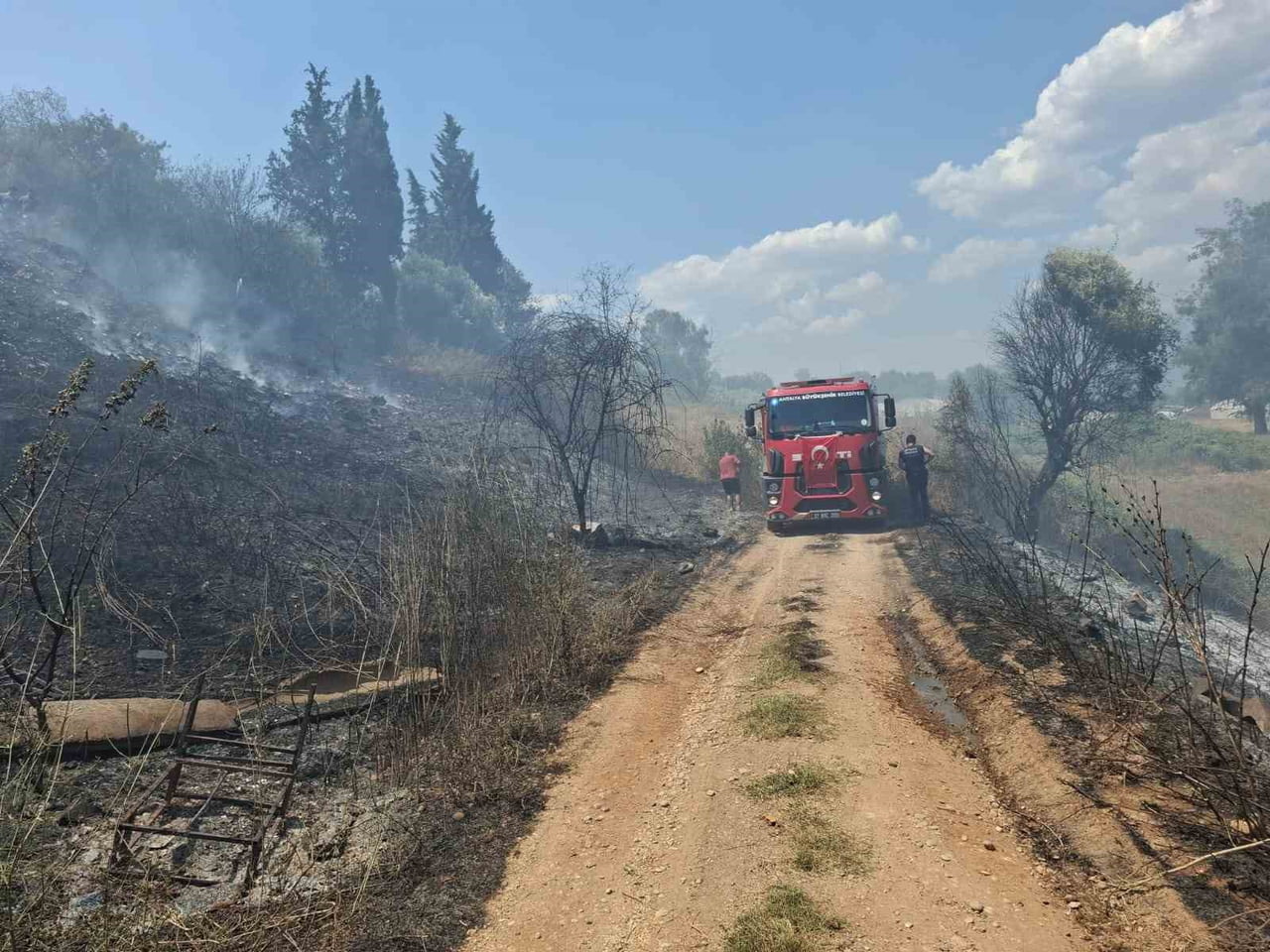 ANTALYA'NIN SERİK İLÇESİNDE YOL KENARINDAKİ OTLUK VE ÇALILIK ALANDA ÇIKAN YANGIN, EKİPLERİN...