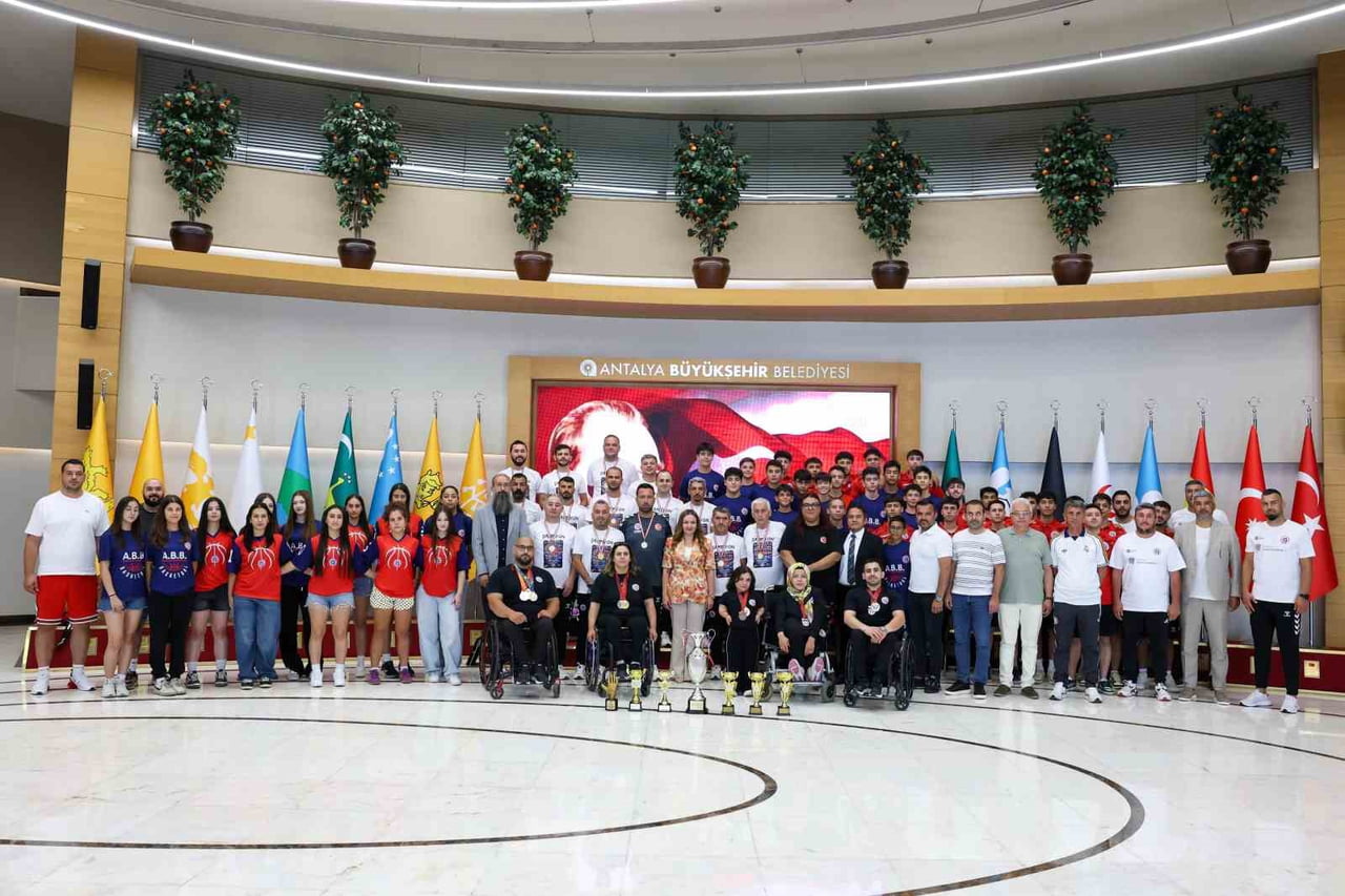 ANTALYA BÜYÜKŞEHİR BELEDİYESİ BAŞKAN VEKİLİ BÜŞRA ÖZDEMİR, BÜYÜKŞEHİR BELEDİYESİ SPOR KULÜBÜ'NÜN...