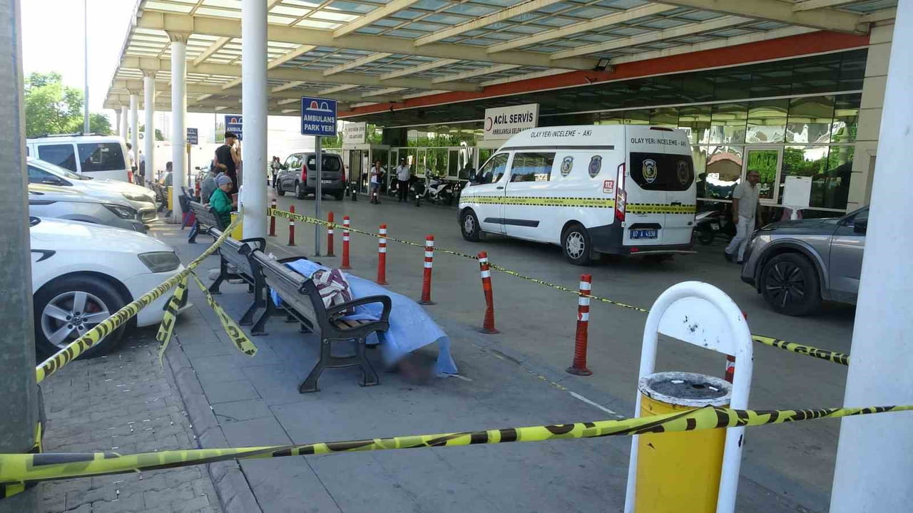 ANTALYA’DA ACİL SERVİS ÖNÜNDEKİ BANKLARDA BİR KİŞİNİN CANSIZ BEDENİ BULUNDU. EVSİZ Bİ MEKAN...