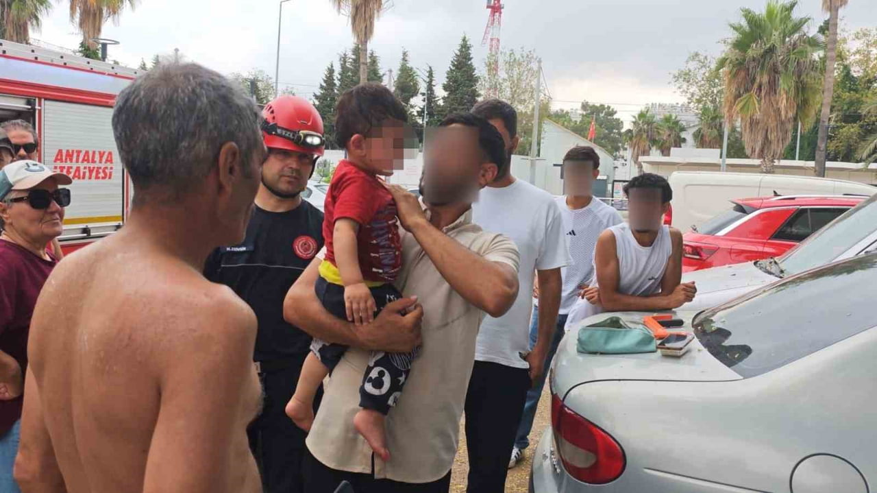 ANTALYA’DA ARAÇ İÇERİSİNDE KİLİTLİ KALAN ÇOCUK İTFAİYE EKİPLERİ TARAFINDAN CAM KESİCİ TESTERE...