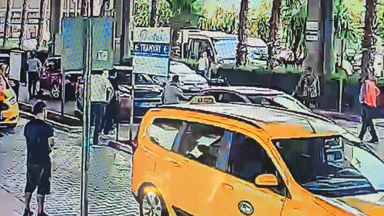 ANTALYA’DA BİR ŞAHIS TARTIŞTIĞI 2 GÜVENLİK GÖREVLİSİNİ BIÇAKLA YARALADI. ŞAHSIN ELİNDE KESİCİ...