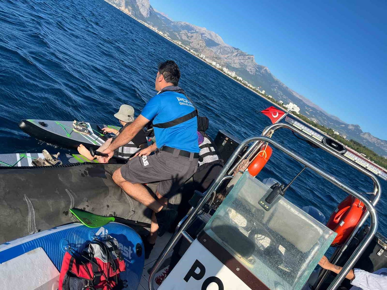 ANTALYA’DA HAFTA SONUNU DEĞERLENDİRMEK İÇİN KONYAALTI SAHİLİ’NDE SUB BOARD YAPAN EE RÜZGARIN...