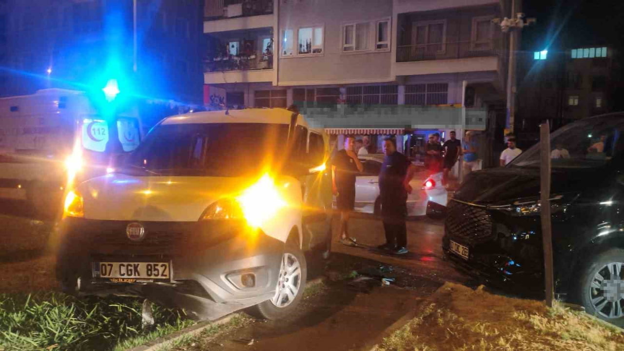 ANTALYA’DA KAVŞAK SİSTEMİNDE 2 HAFİF TİCARİ ARACIN ÇARPIŞMASI SONUCU MEYDANA GELEN TRAFİK...
