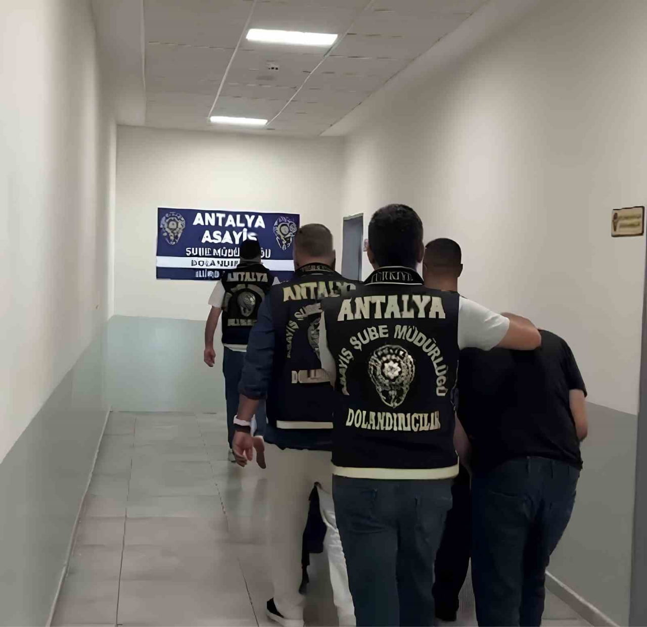 ANTALYA’DA KUYUMCULARA SAHTE ALTIN DİŞ SATARAK DOLANDIRICILIK YAPAN 4 ŞÜPHELİ ÇIKARILDIĞI...