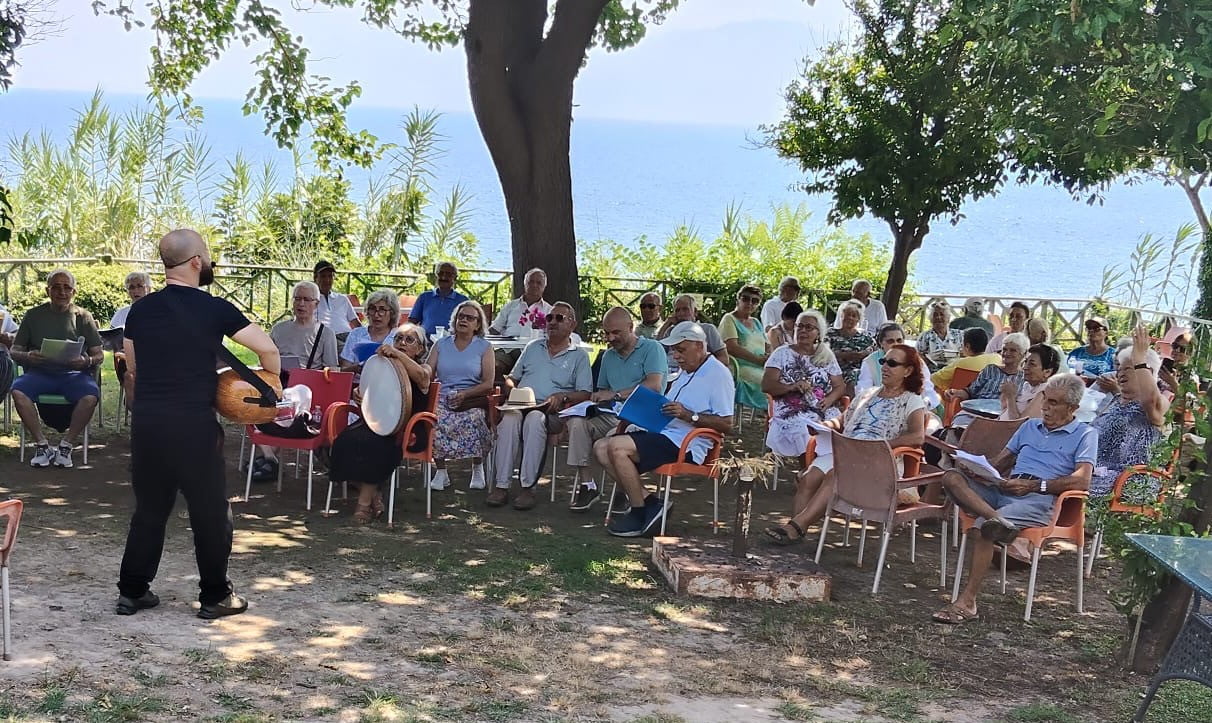 ANTALYA’DA MURATPAŞA BELEDİYESİ’NİN FALEZ YAŞLI EVİ’NDE DÜZENLEDİĞİ TÜRK HALK MÜZİĞİ KORO...