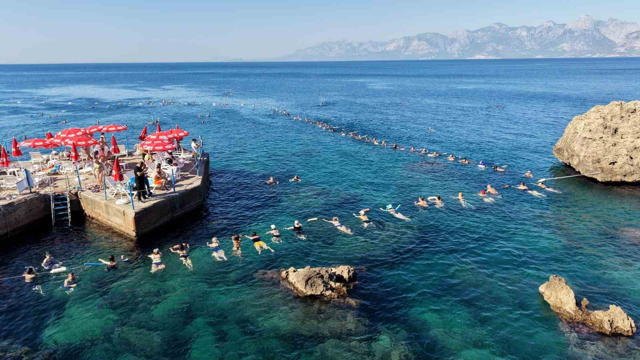 ANTALYA’DA MURATPAŞA BELEDİYESİ’NİN FALEZLERİN KIYISINDAKİ MAVİ BAYRAKLI ERENKUŞ PLAJI’NDA...