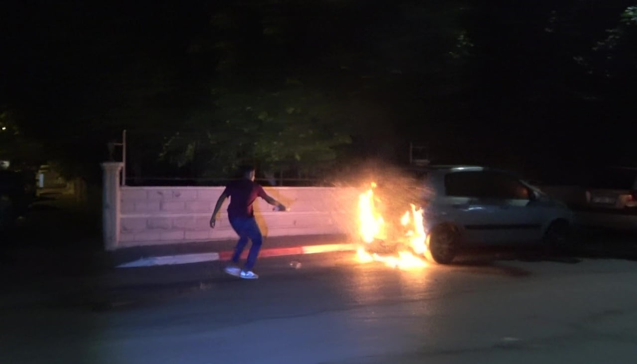 ANTALYA’DA PARK HALİNDEKİ ARAÇTA ÇIKAN YANGIN MAHALLE SAKİNLERİNİ SEFERBER ETTİ. VATANDAŞLAR...